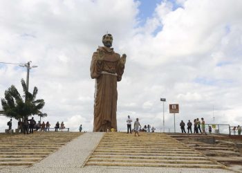 Canindé é o principal polo do turismo religioso no Ceará, a devoção a São Francisco das Chagas faz com que a cidade receba anualmente, entre 29 de setembro e 4 de outubro, milhares de fiéis vindos de todo o país - Foto: Divulgação Reprodução