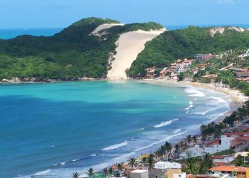 A bela paisagem de Ponta Negra (foto) e as maravilhas de Pipa, Genipabu, Maracajaú no roteiro dos participantes – Foto: Divulgação