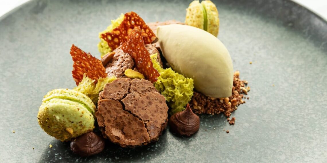 Do chef italiano Michele Petenzi, a textura de chocolate com pistache - Foto: Alex Souto