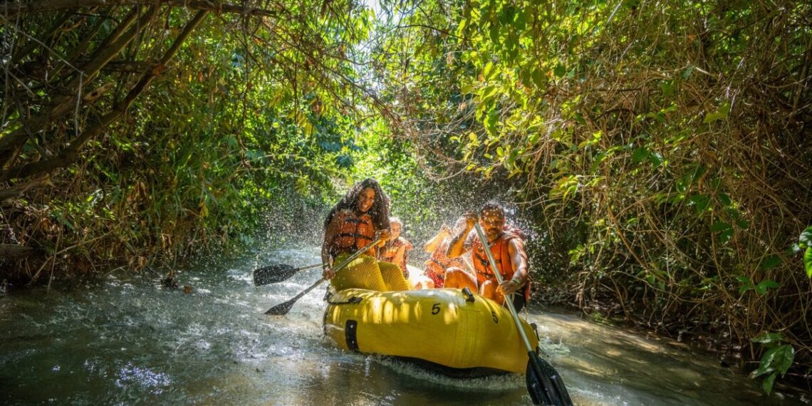No rafting uma aventura esportiva por entre rios, corredeiras, mangues e quedas d’água – Foto: Divulgação