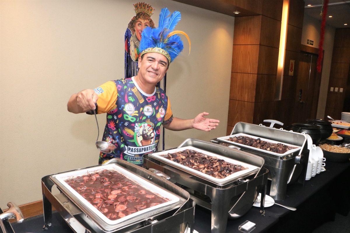 O apresentador Marcos Davi prepara mais uma edição do Passaporte Folia, neste domingo (28) - Foto: Divulgação 