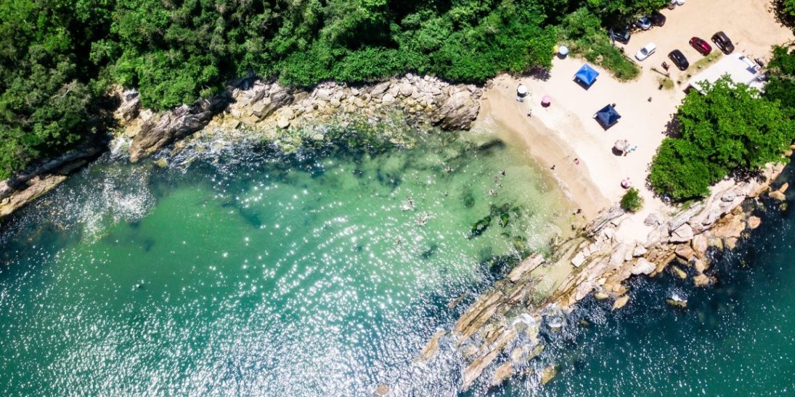 Entre as formações rochosas e duas areias brancas a bela paisagem da Praia da Paciência – Foto: Divulgação