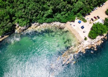 Entre as formações rochosas e duas areias brancas a bela paisagem da Praia da Paciência – Foto: Divulgação