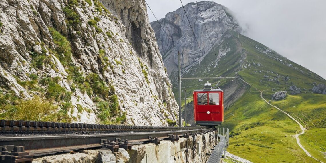 Trem de roda dentada passando pela paisagem montanhosa dos Alpes suíços - Foto: Divulgação