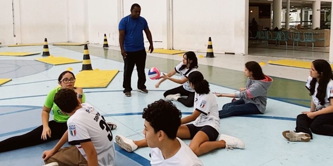 O professor Carlos Eduardo (Dudu) durante a prática do Vôlei adaptado na Escola COC – Foto: Divulgação