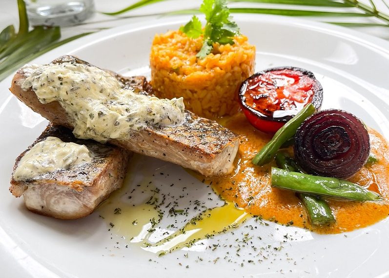 O prato de filé de tainha com arroz de siri é uma combinação perfeita de sabores do mar - Foto: Divulgação