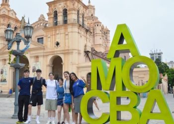 A vimarense Mayrla e amigos intercambistas em frente a escultura AmoCBA, novo símbolo na cidade de Córdoba – Foto: Divulgação