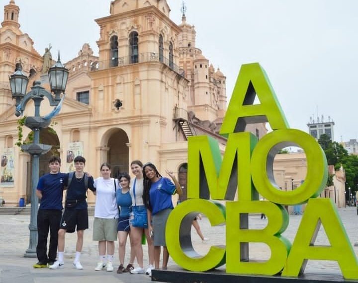 A vimarense Mayrla e amigos intercambistas em frente a escultura AmoCBA, novo símbolo na cidade de Córdoba – Foto: Divulgação
