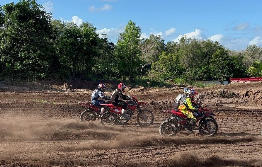 Com manobras radicais, competidores desbravam os arredores da cidade turística baiana - Foto: Divulgação