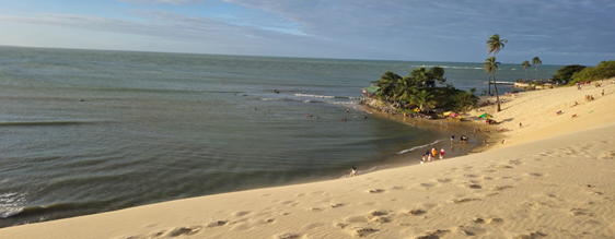 Dunas e mares se encontram pela extensa faixa litorânea – Foto: Christina Hayne