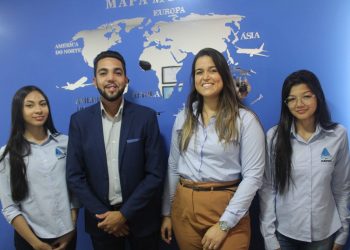 Matheus Aquino, diretor executivo da Aero Service e Joseane Azevedo, diretora administrativa da Aero Service (ao centro) com funcionárias - Foto Divulgação