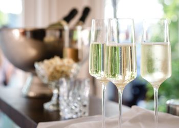 Com esse cenário favorável, o consumo de vinhos nacionais continua a crescer, impulsionado também pelo surgimento de novas vinícolas em diversas regiões do país, que trazem vinhos inovadores e de alta qualidade”, comenta Cibele Siqueira, embaixadora da Entre Dois Mundos, linha de vinhos autorais do Grupo Wine - Foto: Divulgação