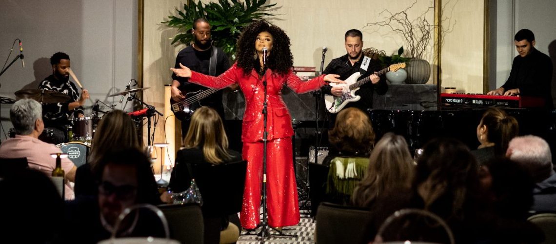 Cantora realiza show exclusivo e intimista no hotel, prometendo uma experiência memorável com seus maiores sucessos - Foto: Divulgação
