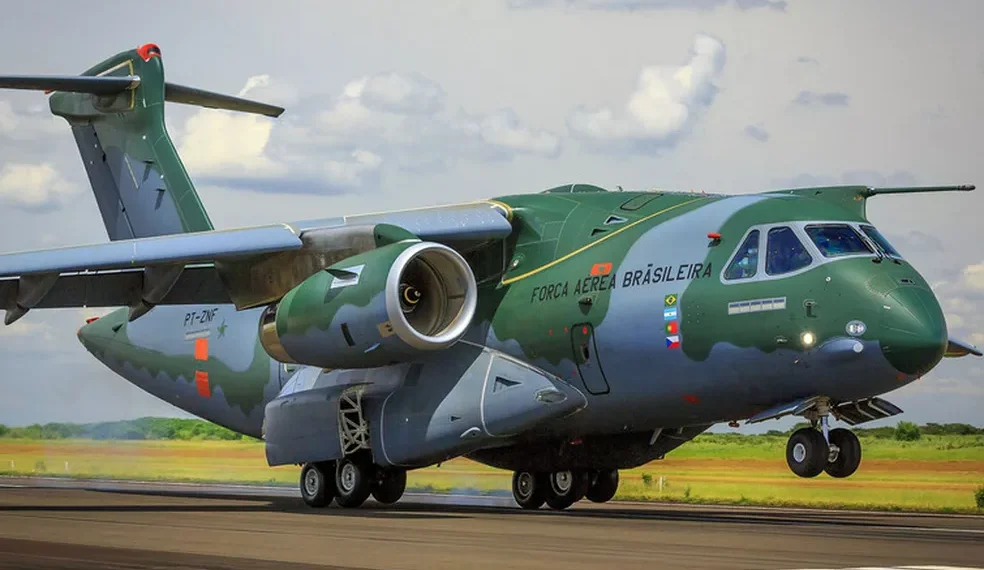 Avião de transporte militar multimissão para uso tático e logístico, reabastecimento em voo e combate a incêndios florestais, desenvolvido e fabricado pela Embraer Defesa e Segurança - Foto: Reprodução