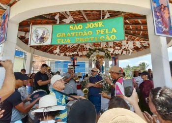 Os músicos da banda que acompanha a procissão tocam no coreto que fica no porto da cidade – Foto: Iago Azevedo