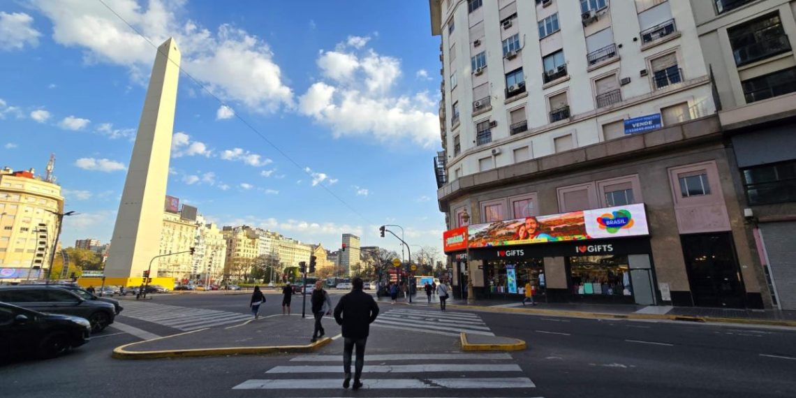 No Obelisco, uma das áreas mais movimentadas de Buenos Aires a peça da campanha de promoção do Brasil – Foto: Reprodução