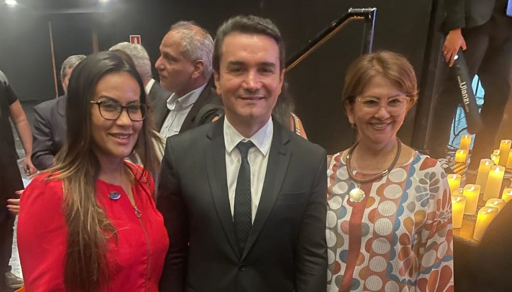 A presidente da ABAV-MA, Dayanna Barbosa, com o ministro do turismo, Celso Sabino, e a diretora da Taguatur Turismo, Virgínia Barros - Foto: Divulgação