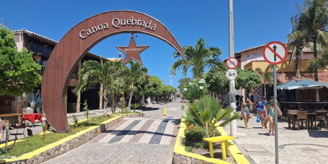No coração de Canoa Quebrada, a famosa Broadway faz as honras de um destino encantador – Foto: Gutemberg Bogéa