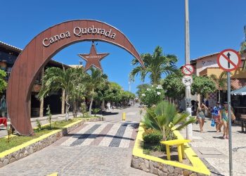 No coração de Canoa Quebrada, a famosa Broadway faz as honras de um destino encantador – Foto: Gutemberg Bogéa