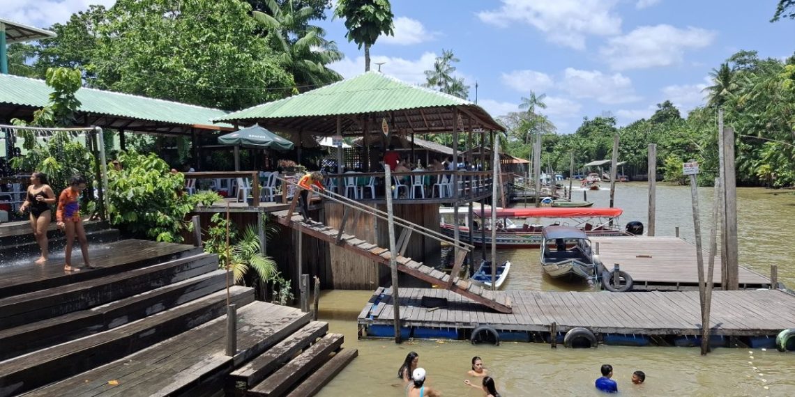 Nos canais do leito do Rio Guamá, a descontração toma conta do ambiente - Foto: Gutemberg Bogéa