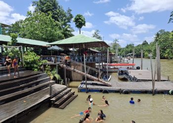 Nos canais do leito do Rio Guamá, a descontração toma conta do ambiente - Foto: Gutemberg Bogéa
