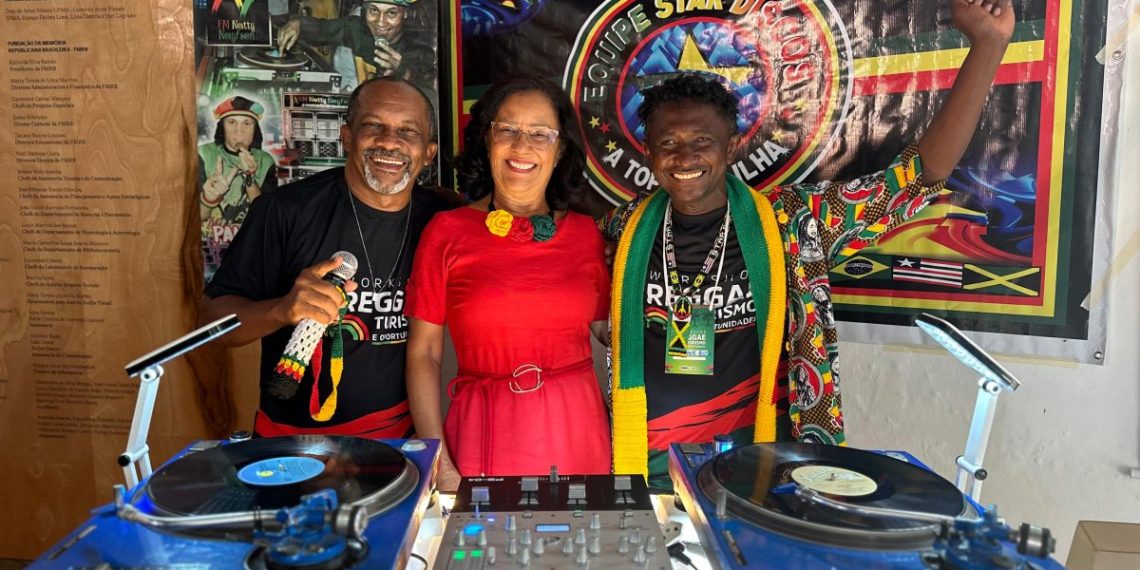 No detalhe, a Socorro Araújo ladeada por Jorge Black e Bené da Star Discos - Foto: Divulgação