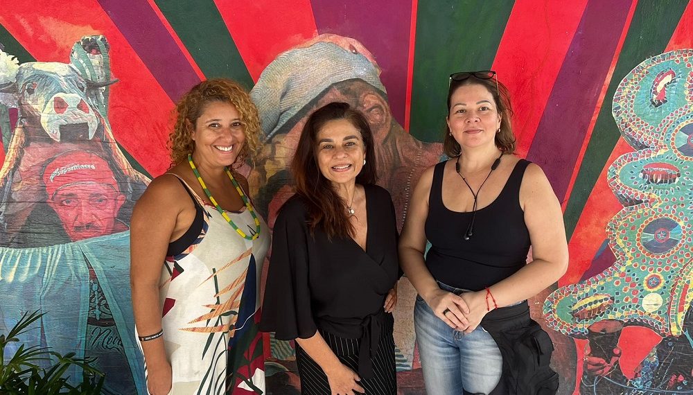 A idealizadora do Projeto Ritmos da Favela, Maeme Menescal e as produtoras, Gabriela Rodrigues e Alessandra Rêgo - Foto: Divulgação