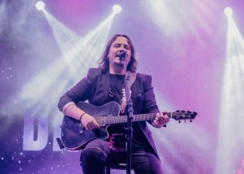 A trajetória de Dino, marcada pela versatilidade e pela paixão pelo rock e pop - Foto: Reprodução