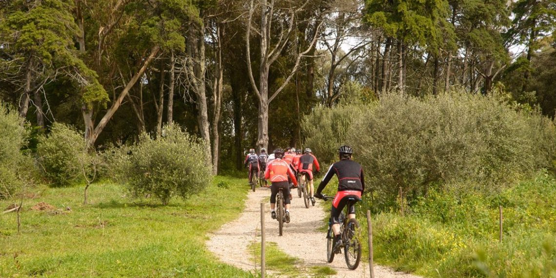 Em meio a cenários naturais, a prática de esportes e turismo de aventura - Foto: Divulgação