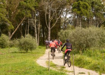 Em meio a cenários naturais, a prática de esportes e turismo de aventura - Foto: Divulgação