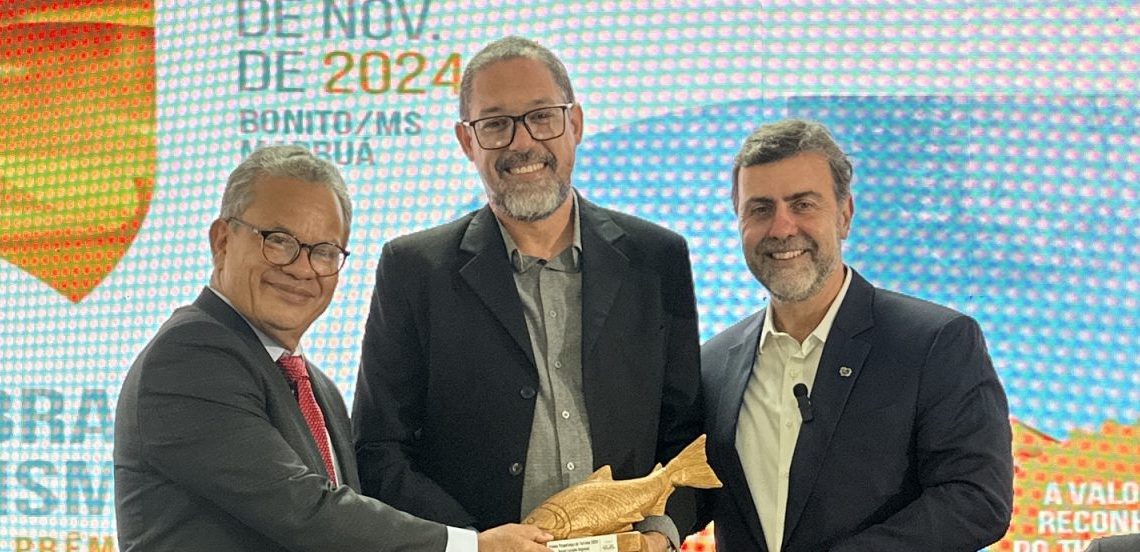 O Chef Sylvio Trujillo (centro), recebe a honraria das mãos de Marcelo Freixo, presidente da Embratur (a direita) - Foto: Divulgação