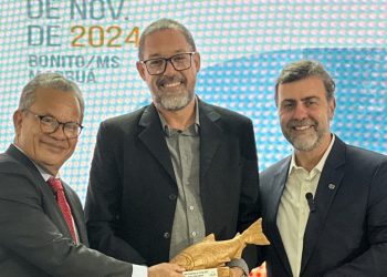 O Chef Sylvio Trujillo (centro), recebe a honraria das mãos de Marcelo Freixo, presidente da Embratur (a direita) - Foto: Divulgação