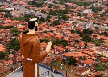 A nova imagem de São Francisco de Assis de braços abertos para a cidade, um dos mais significativos monumentos de São João dos Patos – Caio Alexis