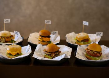 A seleção Craft Burger, exclusiva das marcas Slaviero Hotéis e Slim Hotéis, agora oferece opções como o Brisket Burger, Chicken Crispy Bacon e Plant-Based Burger - Foto: Divulgação