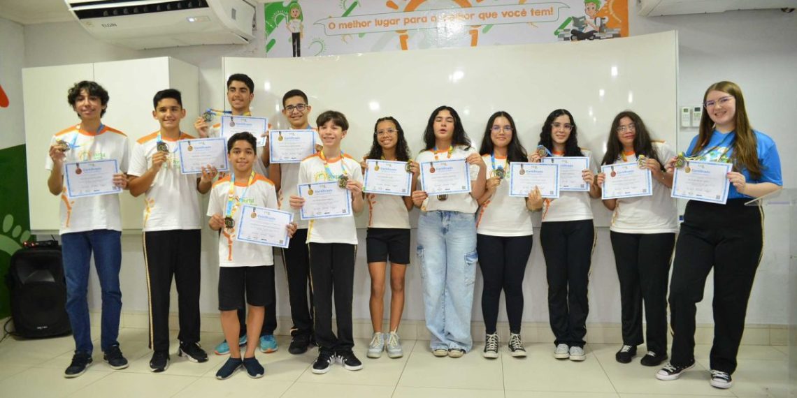 Os doze alunos que se destacaram na ONEE com suas medalhas e diplomas de honra ao mérito – Foto: Divulgação
