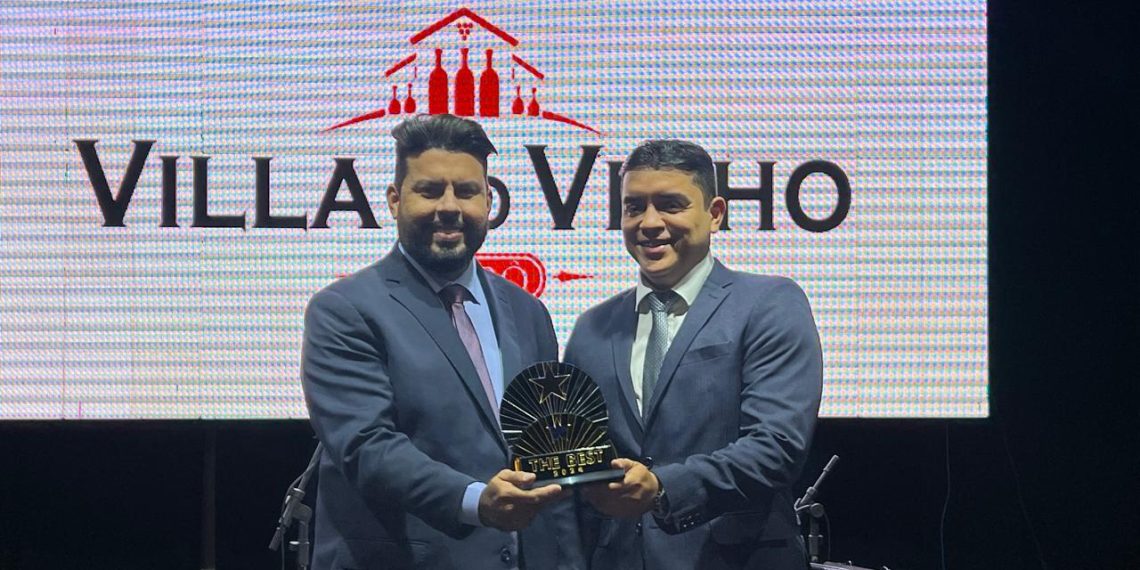 O empresário da Villa do Vinho Bistrô Werter Bandêira recebendo o Troféu The Best 2024 como a melhor casa de eventos e vinhos das mãos de Herbeth Soares – Foto: Divulgação