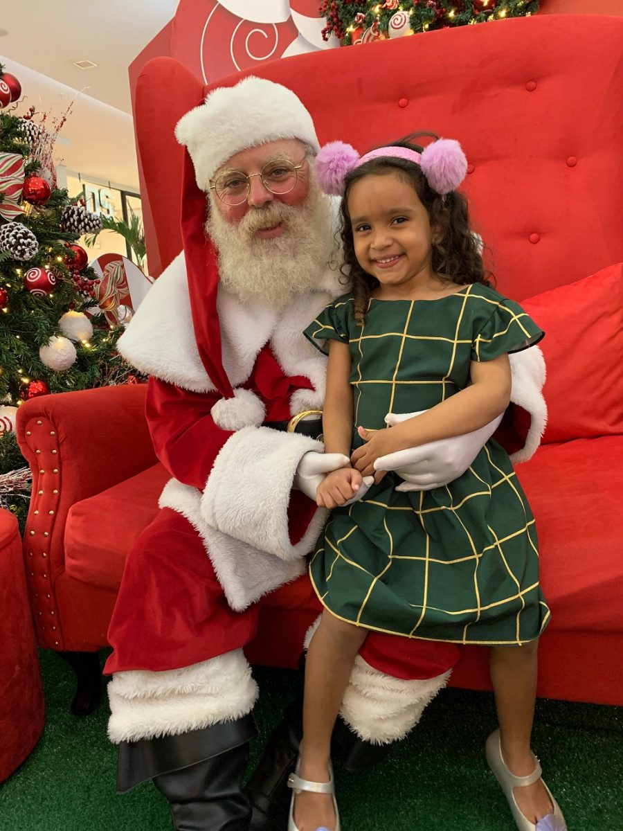 As Boas-Festas encantam as crianças com seu espírito natalino. No detalhe, Aghata Cardoso Santos (a direita), neta do poeta jornalista Herbert de Jesus Santos em passeio no shopping – Foto: Amanda Cardoso Santos