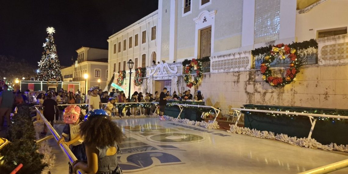 Jovens aproveitam pista para patins instalada no largo com a magia natalina que vem também da Igreja do Carmo – Foto: Gutemberg Bogéa