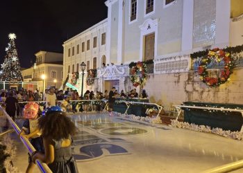 Jovens aproveitam pista para patins instalada no largo com a magia natalina que vem também da Igreja do Carmo – Foto: Gutemberg Bogéa