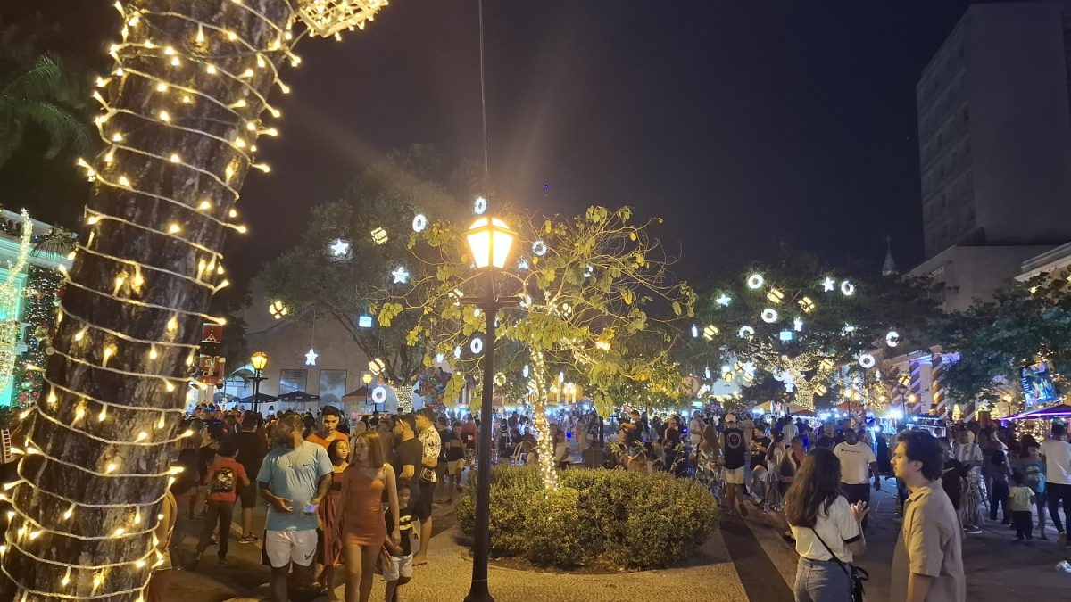 Pontos iluminados no Centro Histórico se tornaram espaços para encontros e caminhadas em família – Foto: Gutemberg Bogéa