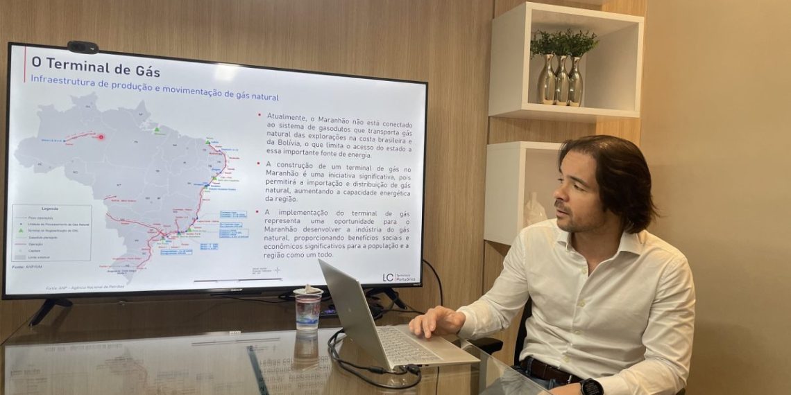 O Diretor da LC Terminais Helder Dantas ressalta a importância do Terminal Privado de Regaseificação de Gás Natural Liquefeito (GNL) em São LuÃs, com esse mapa que demonstra o quanto outros Estados já avançaram na transição energética do Gás Natural, deixando de fora apenas o MA e o PI â Foto: Danielle Vieira
