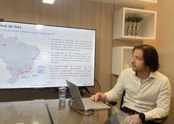 O Diretor da LC Terminais Helder Dantas ressalta a importância do Terminal Privado de Regaseificação de Gás Natural Liquefeito (GNL) em São Luís, com esse mapa que demonstra o quanto outros Estados já avançaram na transição energética do Gás Natural, deixando de fora apenas o MA e o PI – Foto: Danielle Vieira