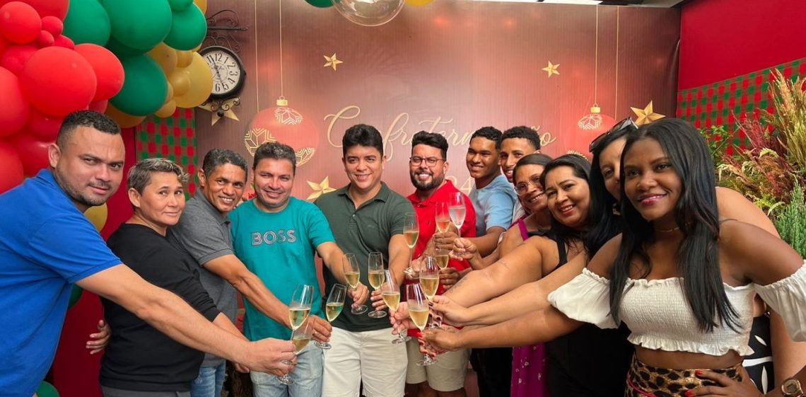 O brinde do empresário Werter Bandêira com parte do talentoso time da Villa do Vinho Bistrô – Foto: Clayton Farias