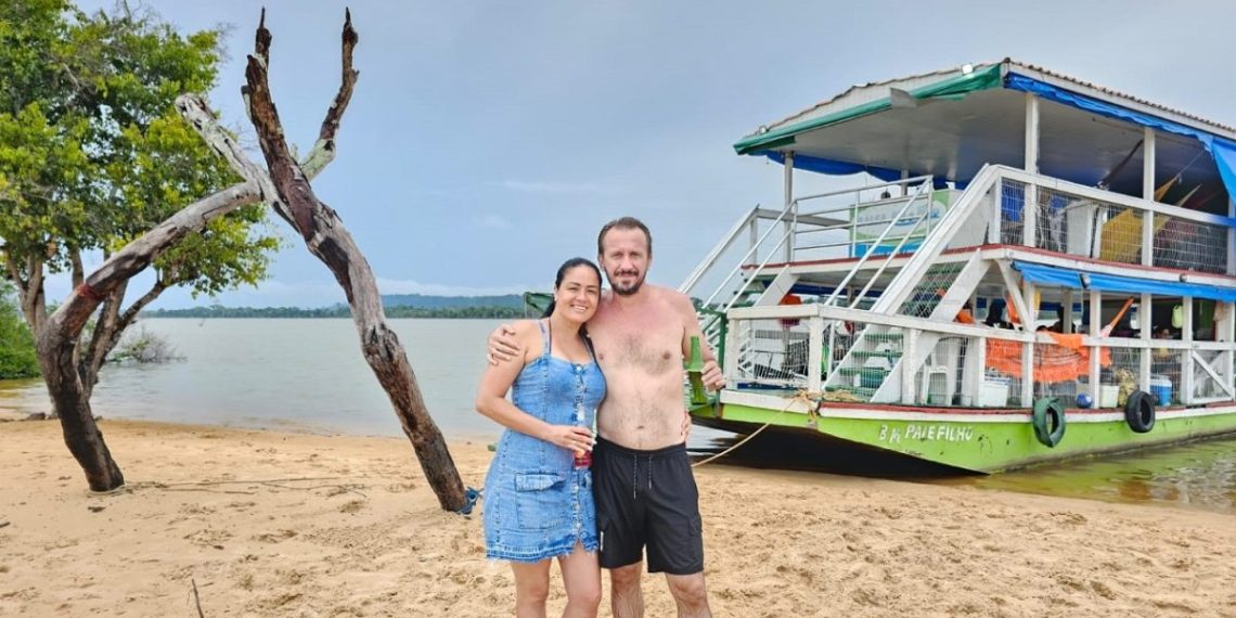 O casal curitibano Delson Volpato e Viviane Santos aproveitando as férias na região – Foto Wilson Soares