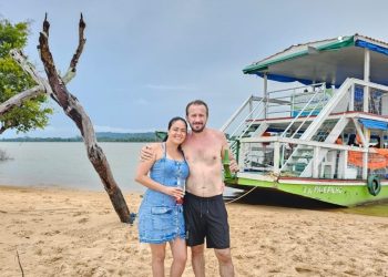 O casal curitibano Delson Volpato e Viviane Santos aproveitando as férias na região – Foto Wilson Soares