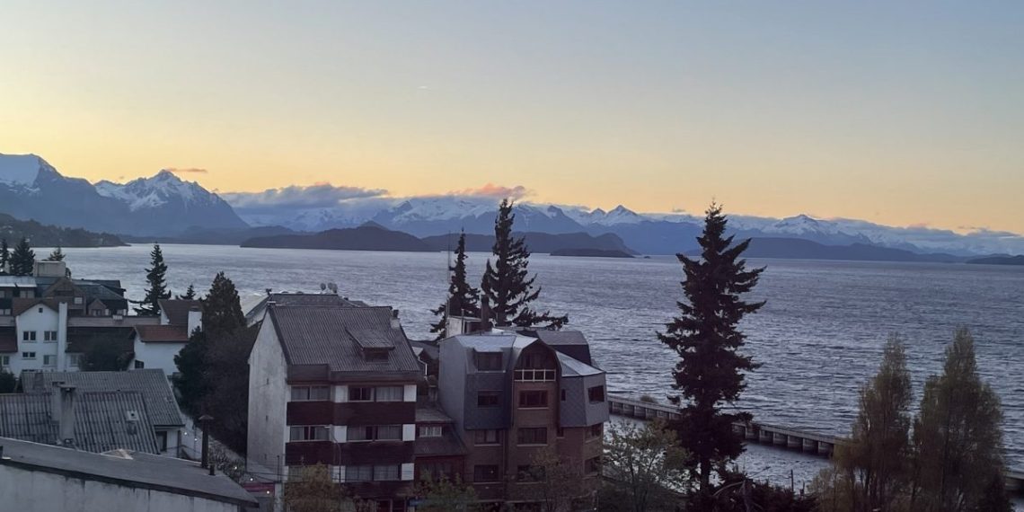 A vista, que faz jus ao nome do hotel Ayres Del Hahuel (Ares de Nahuel), para amanhecer contemplando as belas paisagens do lago Nahuel Huapi e a Cordilheira dos Andes e seus picos nevados ao fundo – Foto: Divulgação