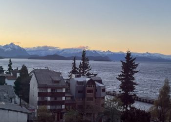 A vista, que faz jus ao nome do hotel Ayres Del Hahuel (Ares de Nahuel), para amanhecer contemplando as belas paisagens do lago Nahuel Huapi e a Cordilheira dos Andes e seus picos nevados ao fundo – Foto: Divulgação