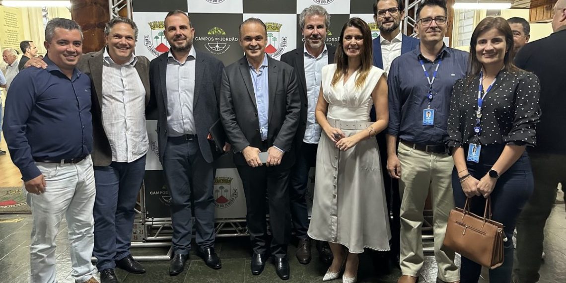Toda a equipe envolvida no trabalho do lançamento da candidatura, juntamente com o secretário Roberto de Lucena (ao centro) - Foto: Divulgação