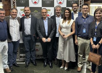Toda a equipe envolvida no trabalho do lançamento da candidatura, juntamente com o secretário Roberto de Lucena (ao centro) - Foto: Divulgação