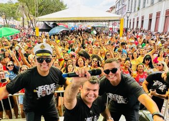 Jegue Folia na sua irreverência levando os foliões ao êxtase na praça João Lisboa lotada – Foto: Divulgação
